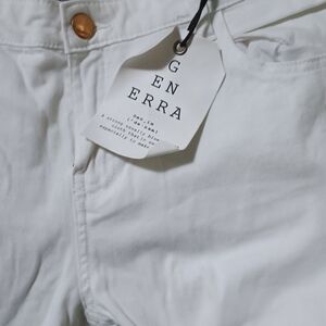 Generra White ankle cropped pantswith Gold Button